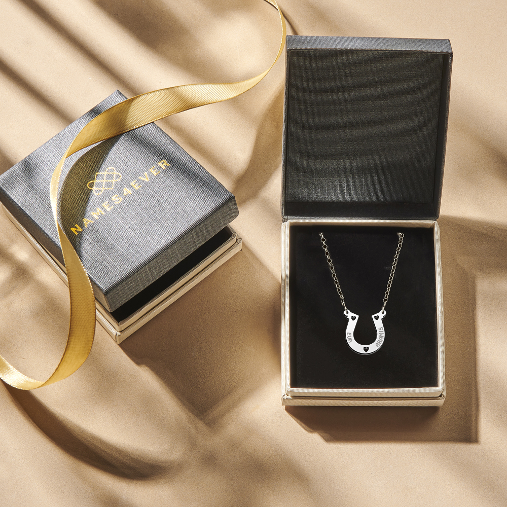 Zilveren ketting met hoefijzer en twee namen.2 Zilveren ketting met hoefijzer en twee namen.2